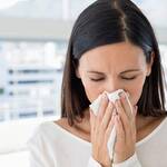 Ο ιός του απλού κρυολογήματος αποτελεί την πιο συχνή αιτία ασθένειας και παραμονής στο σπίτι και μεταδίδεται με τα σταγονίδια αναπνοής.