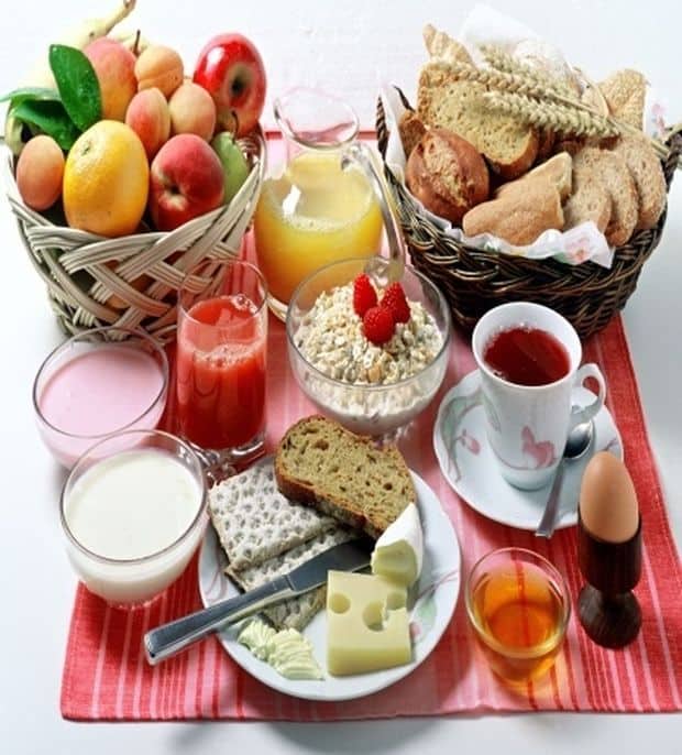 Μελέτες έχουν δείξει πως η κατανάλωση πρωινού δεν σχετίζεται με την πρόσληψη κιλών