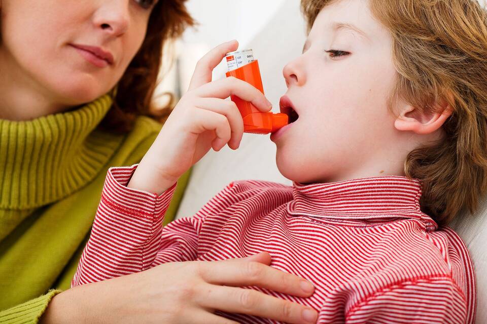 Το άσθμα, αποτελεί μια χρόνια φλεγμονή των βρόγχων στην οποία συμμετέχουν πολλά διαφορετικά κύτταρα, προκαλώντας στένωση των βρόγχων (αεραγωγών) και κατά συνέπεια βήχα, δύσπνοια, βάρος στο στήθος, συριγμό («σφύριγμα»).
