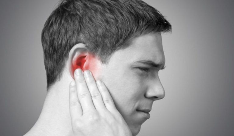 Οι αιτίες για να έχουμε βουλωμένα αυτιά ποικίλλουν και μπορεί να είναι από κάτι απλό έως κάτι ιδιαίτερα ανησυχητικό. 