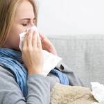 Το συνάχι είναι σύμπτωμα τόσο του κρυολογήματος, όσο και των αλλεργιών, αλλά αν δώσετε προσοχή στις λεπτομέρειες μπορεί να βρείτε τις διαφορές που έχουν στην πυκνότητα και στο χρώμα των υγρών της μύτης.