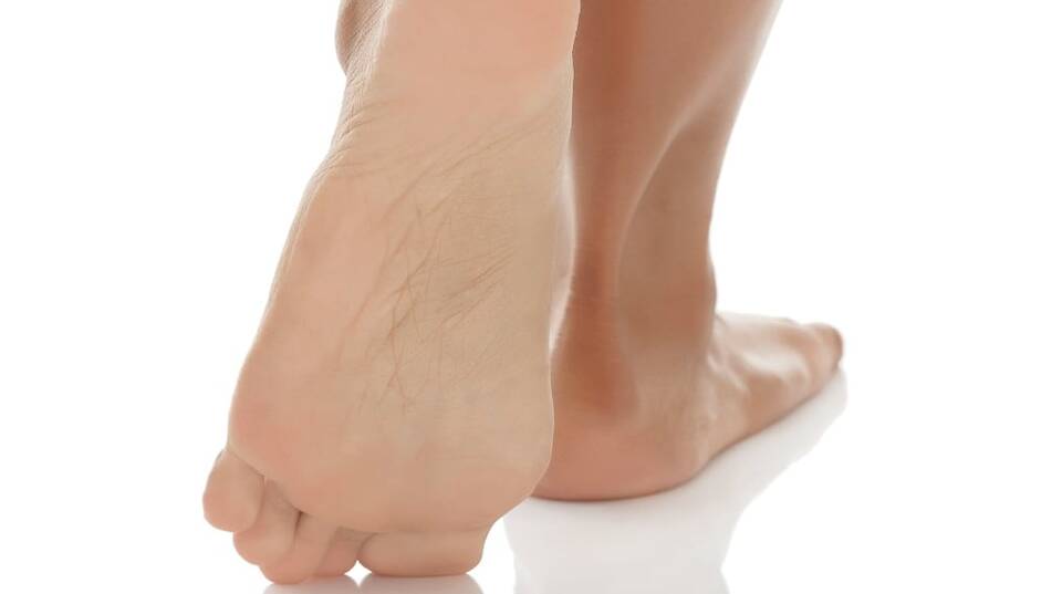 Οι κάλοι των ποδιών αποτελούν μια φυσική αντίδραση της επιδερμίδας στην προσπάθειά της να προστατεύσει τα βαθύτερα και ευαίσθητα στρώματα του δέρματος από συνεχόμενη πίεση ή τριβή.
