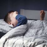 Ως γνωστό, οι απαιτήσεις του ύπνου ποικίλλουν ανάλογα με την ηλικία, γι’ αυτό θα πρέπει να εξασφαλίζεται η κατάλληλη ποιότητα αλλά και η απαραίτητη ποσότητα ύπνου για το παιδί σας… ήδη από τη γέννησή του.