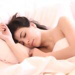 Ένας στους τρεις ενήλικες κοιμάται γυμνός, σύμφωνα με μια διεθνή μελέτη από το αμερικανικό Εθνικό Ίδρυμα Ύπνου, και αυτό φαίνεται πως παρέχει μια σειρά από οφέλη στην υγεία.