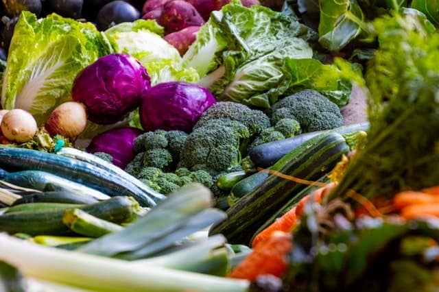Ορισμένα λαχανικά σταυροειδών περιέχουν συστατικά που μειώνουν την παραγωγή  ορμονών και μπορούν να μειώσουν την πρόσληψη ιωδίου από τον θυρεοειδή.