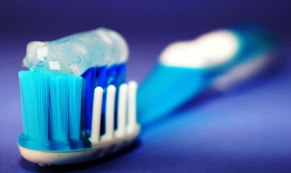 Οι οδοντόβουρτσες με μικρή κεφαλή είναι προτιμότερες, καθώς φτάνουν ευκολότερα σε όλες τις περιοχές του στόματος όπως τα πίσω δόντια.