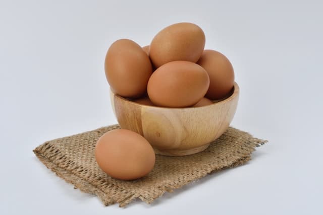 Τα αυγά έχουν βιταμίνες, μεταλλικά στοιχεία, πρωτεΐνες υψηλής ποιότητας, καλά λίπη (π.χ. ωμέγα-3 λιπαρά) και διάφορα άλλα θρεπτικά συστατικά. 