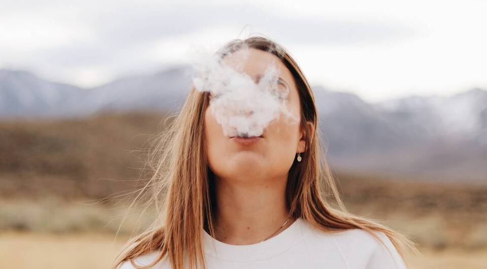 Εισπνέοντας τον καπνό, οι μη-καπνιστές εκτίθενται στις ίδιες χημικές ουσίες με τους καπνιστές, όπως τη νικοτίνη και το μονοξείδιο του άνθρακα.