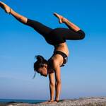 Η yoga όχι μόνο δυναμώνει τους μύες μας, αλλά αυξάνει και τις αντοχές μας.