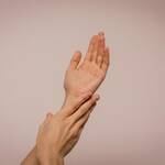 Οι αιτίες που προκαλούν τρέμουλο στα χέρια μπορεί να είναι απλές ή και πιο περίπλοκες.