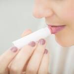 Ένα από τα πιο συνηθισμένα δερματικά προβλήματα που αντιμετωπίζουν οι περισσότεροι άνθρωποι, είναι τα σκασμένα χείλη.