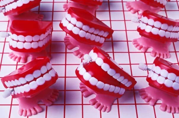 Ο αριθμός των ανθρώπων που έχουν χάσει τα δόντια τους είναι σαφώς υψηλότερος στους ηλικιωμένους.