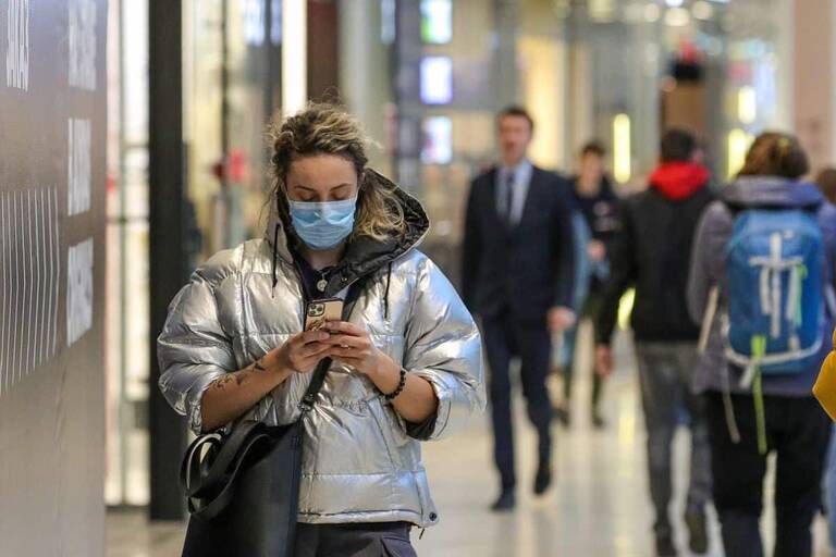Κορωνοϊός – Συνιστάται Ιδιαίτερη Προσοχή από τους Νέους
