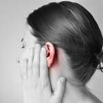 Ο πόνος στο αυτί από κρύωμα επιφέρει δυσκολία στον ύπνο, πυρετό και πρασινωπή, ή κιτρινωπή βλέννα στην μύτη, αλλά συνήθως υποχωρεί από μόνος του.