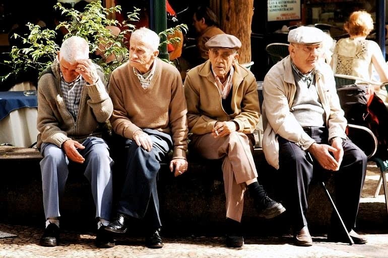 Ηλικιωμένοι Άνω των 70 ετών ή που Πάσχουν από Υποκείμενες Νόσους Είναι πιο Ευάλωτοι στον Κορωνοϊό