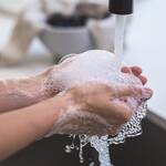 Κάθε φορά που πλένετε τα χέρια σας σίγουρα κάνετε κάποια λάθη που δεν καταλαβαίνετε, με αποτέλεσμα αντί να σκοτώσετε τα μικρόβια και τα βακτήρια να τα εξαπλώνετε.