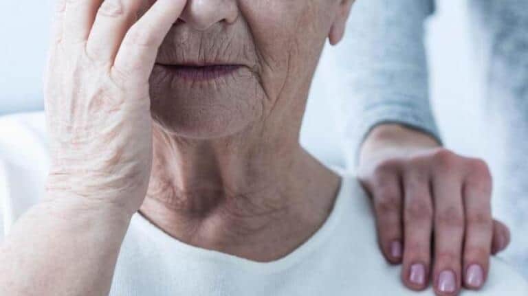 Το Αλτσχάιμερ Πλήττει Περισσότερο τις Γυναίκες και η Αιτία Μπορεί να Είναι Ορμονική