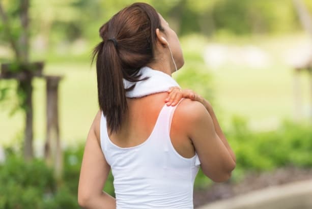 Η τενοντίτιδα ώμου χαρακτηρίζεται από οξύ πόνο ως πρωταρχικό σύμπτωμα και περιορίζει σημαντικά την κίνηση του ώμου.