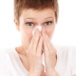 Η καταρροή της μύτης που έχει συνδεθεί κυρίως με το κρυολόγημα και τις αλλεργίες είναι ένα άκρως ενοχλητικό σύμπτωμα.