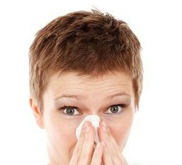 Η αλλεργία μπορεί να οδηγήσει σε περισσότερο βήχα, μπούκωμα και δυσκολία στην αναπνοή.