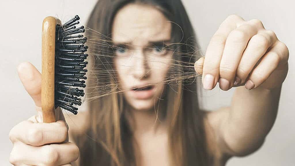 Χάνετε Περισσότερα Μαλλιά και Γενικά Τρίχες εν Μέσω Πανδημίας από ό,τι Συνήθως; Δεν Είστε οι Μόνοι!