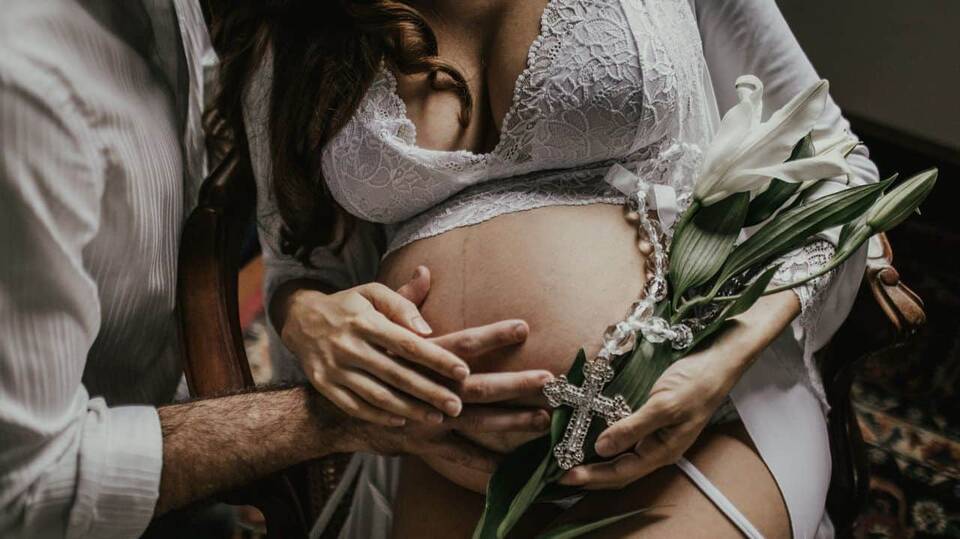 Στις ερωτικές επαφές κατά τη διάρκεια της εγκυμοσύνης είναι σημαντικό οι στάσεις που θα επιλέγονται να μην είναι μόνο απολαυστικές αλλά και άνετες για την έγκυο.