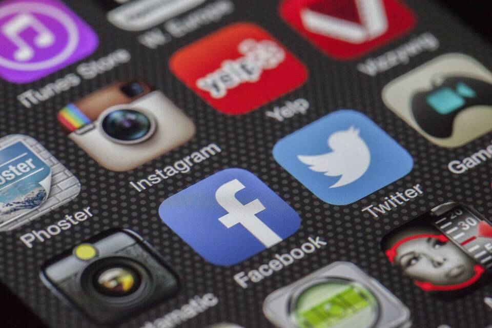 Γιατί τα Μέσα Κοινωνικής Δικτύωσης Μπορεί να Προκαλούν Πραγματική Συναισθηματική Βλάβη