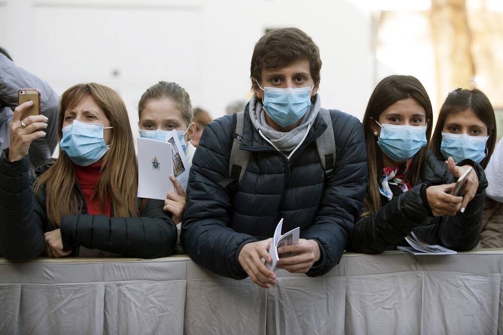 Οι Έφηβοι Μπορούν να Γίνουν Υπερμεταδότες του Κορωνοϊού στην Οικογένειά τους