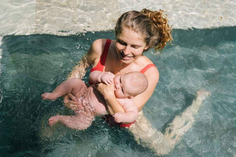 Το baby swimming αποτελεί μια από τις καλύτερες αφορμές για να περάσουν οι γονείς όμορφο και παραγωγικό χρόνο με τα μωρά τους.