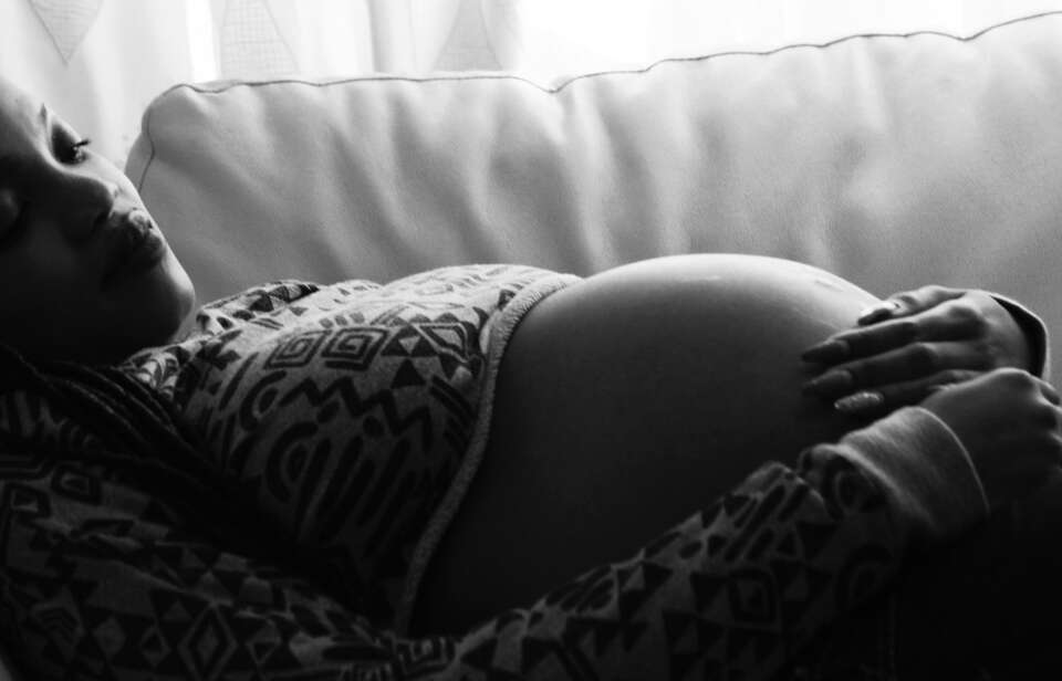 Είναι ασφαλές να κοιμάστε ανάσκελα στην εγκυμοσύνη΄