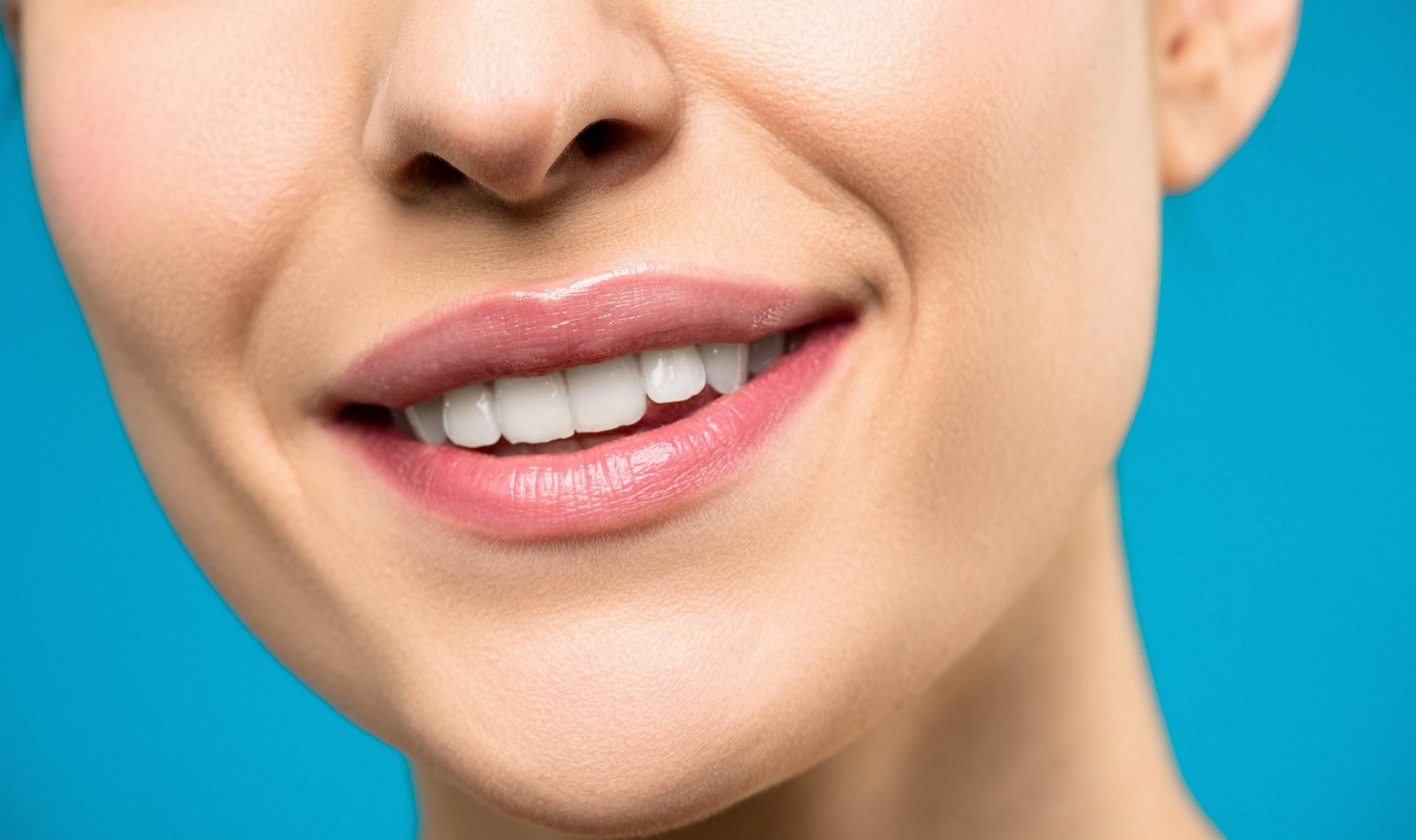 Με τον καιρό παρατηρείται μια μη φυσιολογική οδοντική φθορά με τη μορφή αποτριβής στις κοπτικές και μασητικές επιφάνειες των δοντιών.