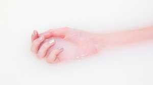 Ένα από τα πιο ενοχλητικά και συχνά προβλήματα που αντιμετωπίζουν οι γυναίκες είναι τα νύχια που σπάνε και ξεφλουδίζουν.
