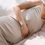 Είναι ασφαλές να κοιμάστε ανάσκελα στην εγκυμοσύνη;