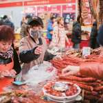 Έναν Χρόνο Μετά, οι Αγορές Είναι Γεμάτες στην Κινεζική Πόλη όπου Εμφανίστηκε η COVID-19