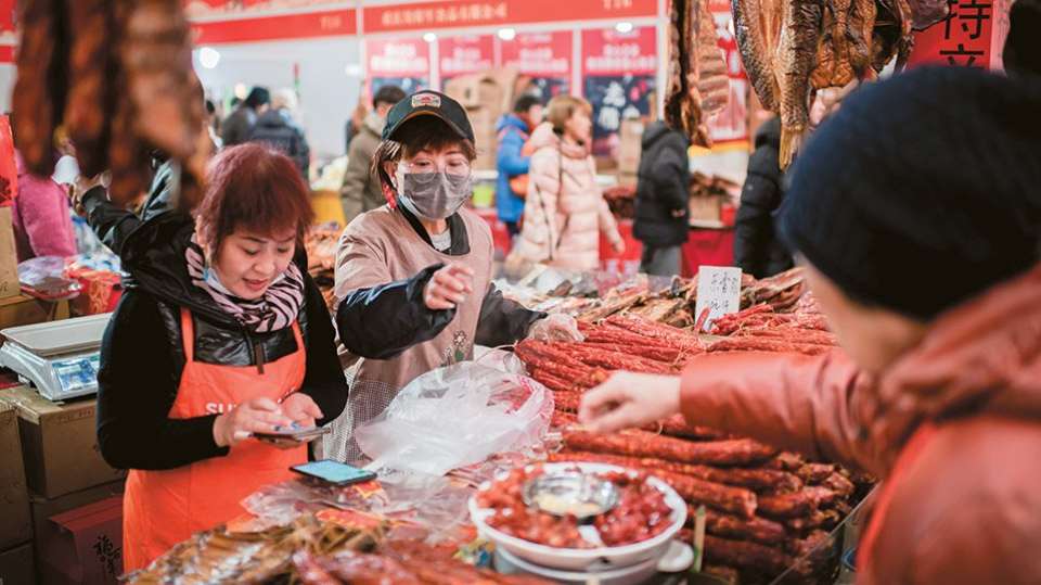 Έναν Χρόνο Μετά, οι Αγορές Είναι Γεμάτες στην Κινεζική Πόλη όπου Εμφανίστηκε η COVID-19