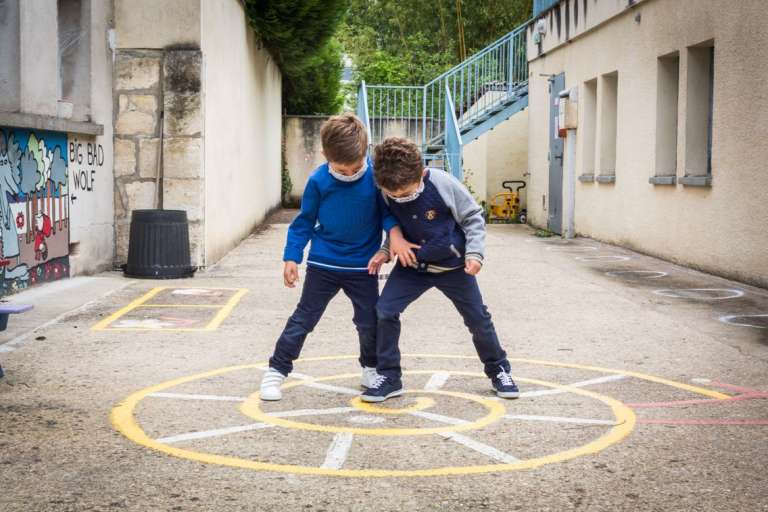 Τα Παιδιά Μεταδίδουν τον Κορωνοϊό Περισσότερο… Αλλά Μολύνονται Λιγότερο