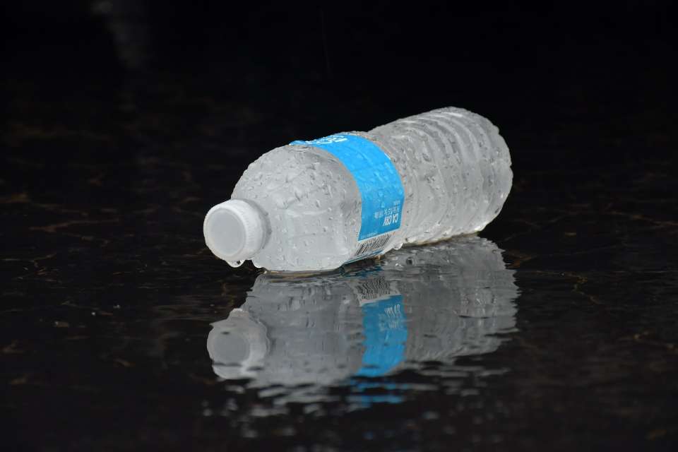 Νερό σε πλαστικό μπουκάλι