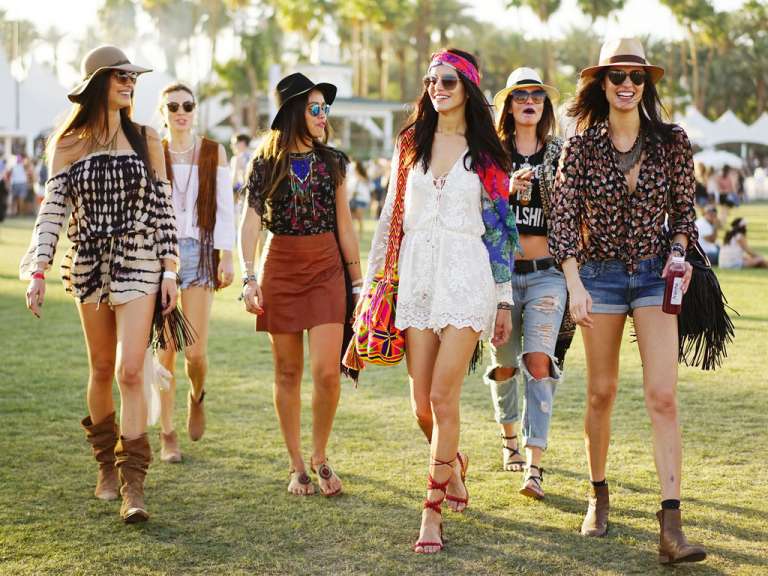 10 Casual Looks που Είναι Τέλεια για Καλοκαιρινές Συναυλίες