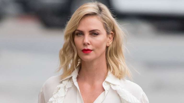 Charlize Theron – Γιόρτασε τα 46 Γενέθλιά της στην Ελλάδα