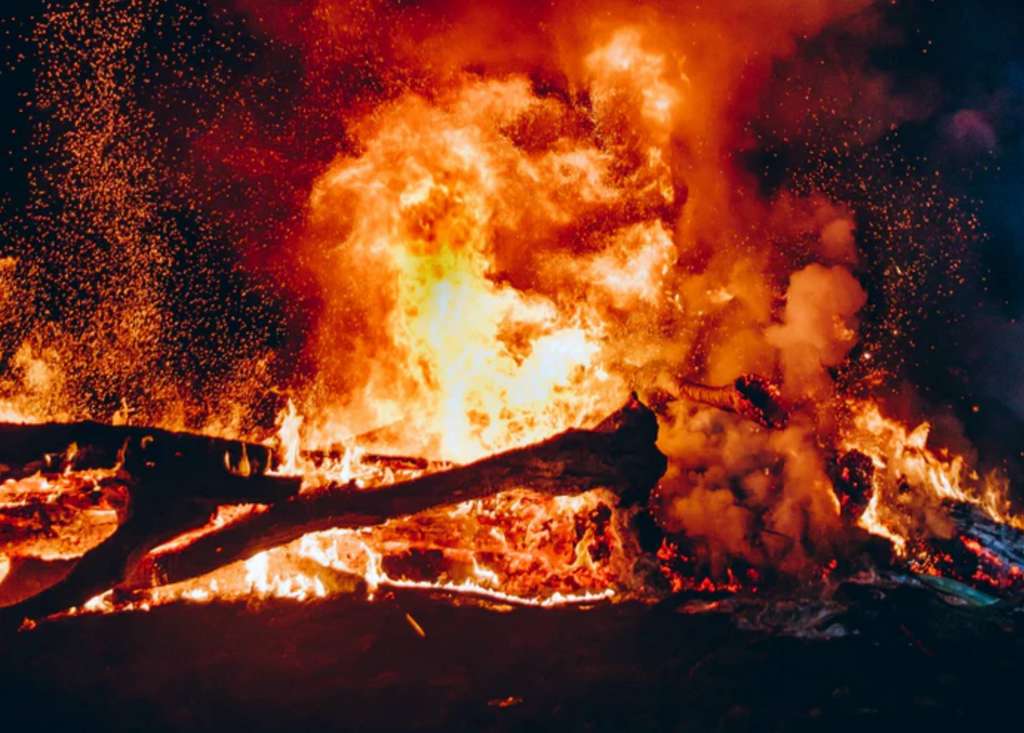 Τι να Κάνετε αν Μπήκε Καπνός από Φωτιά στα Μάτια σας