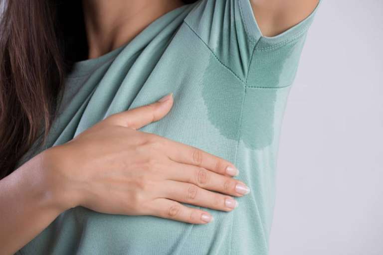Ιδρώνεις Πολύ; 5 Fashion Hacks που θα σε Σώσουν στον Καύσωνα