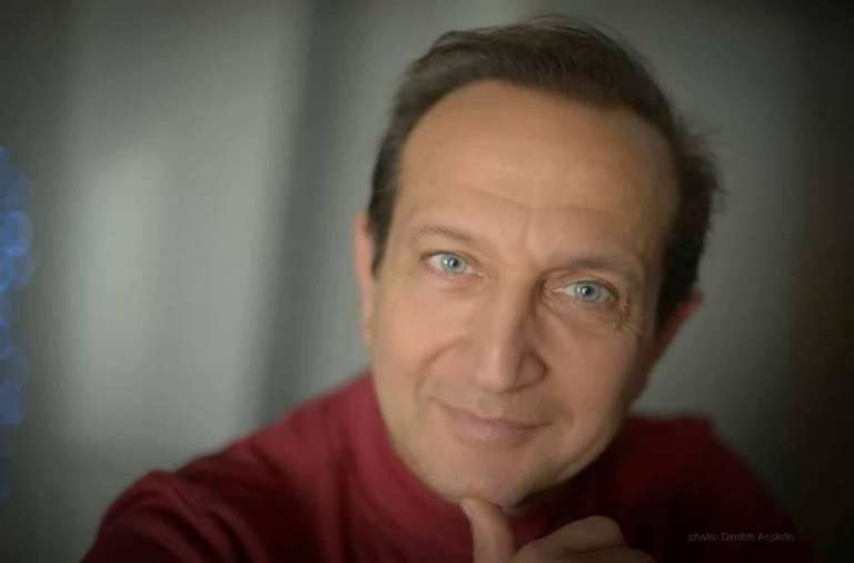 Σπύρος Μπιμπίλας – «Όπως Βλέπει Κανείς τον Σεργιανόπουλο, Μπορεί να Βλέπει και τον Φιλιππίδη»