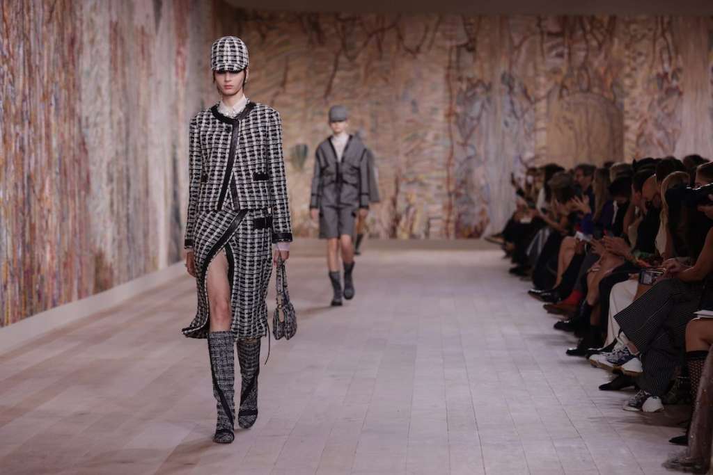 Εβδομάδα Μόδας Παρισιού – Τα Κομμάτια του Street Style που Κεντρίζουν το Ενδιαφέρον