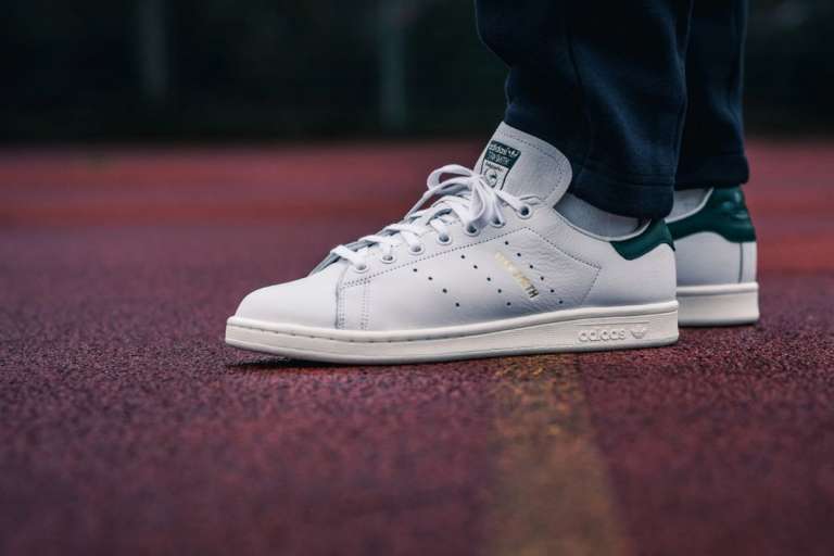 Πώς θα Είσαι Κομψός με Sneakers σε Κάθε Ηλικία