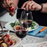 Μικρότερος ο Κίνδυνος Διαβήτη για Όσους Πίνουν Κρασί με το Φαγητό τους