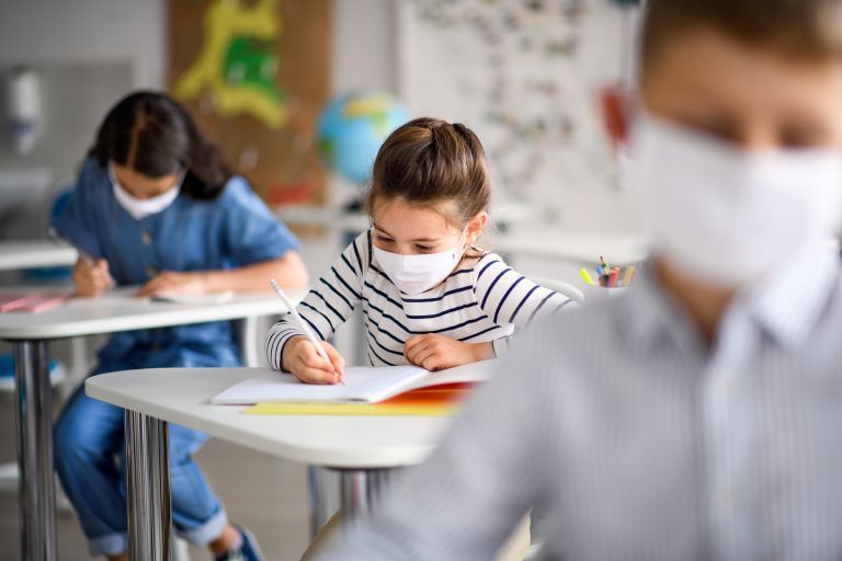 Η Υποχρεωτική Χρήση Μάσκας στα Σχολεία Μείωσε τα Κρούσματα Κατά την Περίοδο του Κύματος Delta