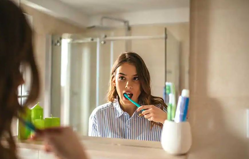 Γιατί Διψάμε Όταν Βουρτσίσουμε τα Δόντια;