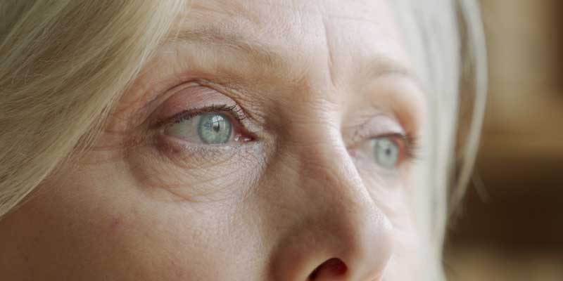 Μία από τις κύριες αιτίες αυτής της πρησμένης εμφάνισης είναι η γήρανση του δέρματος γύρω από τα μάτια.