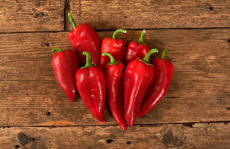 Οι κόκκινες πιπεριές είναι πιο γλυκές, ενώ οι πράσινες πιπεριές μπορεί να έχουν πιο πικρή γεύση.