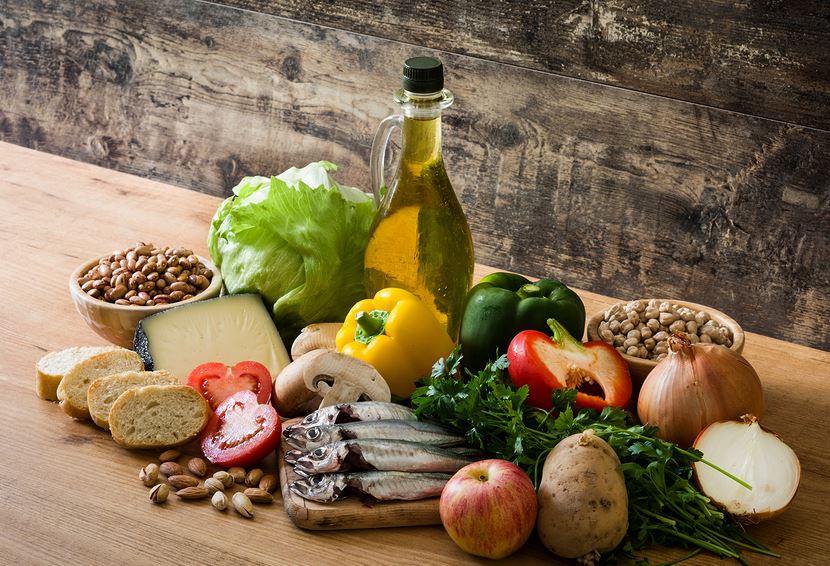 Η μεσογειακή διατροφή, είναι μια διατροφή πλούσια σε λαχανικά, φρούτα, ελαιόλαδο και ψάρια.